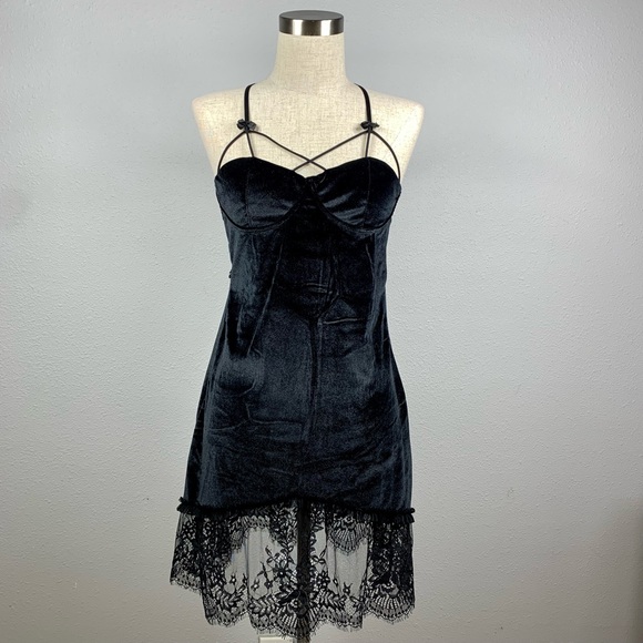 Black Lace Velvet Nightdress Set - Picture 7 of 14